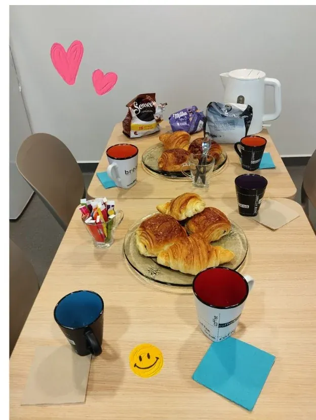 Plateau de croissants et viennoiseries offerts aux familles lors de l'accueil café-croissants