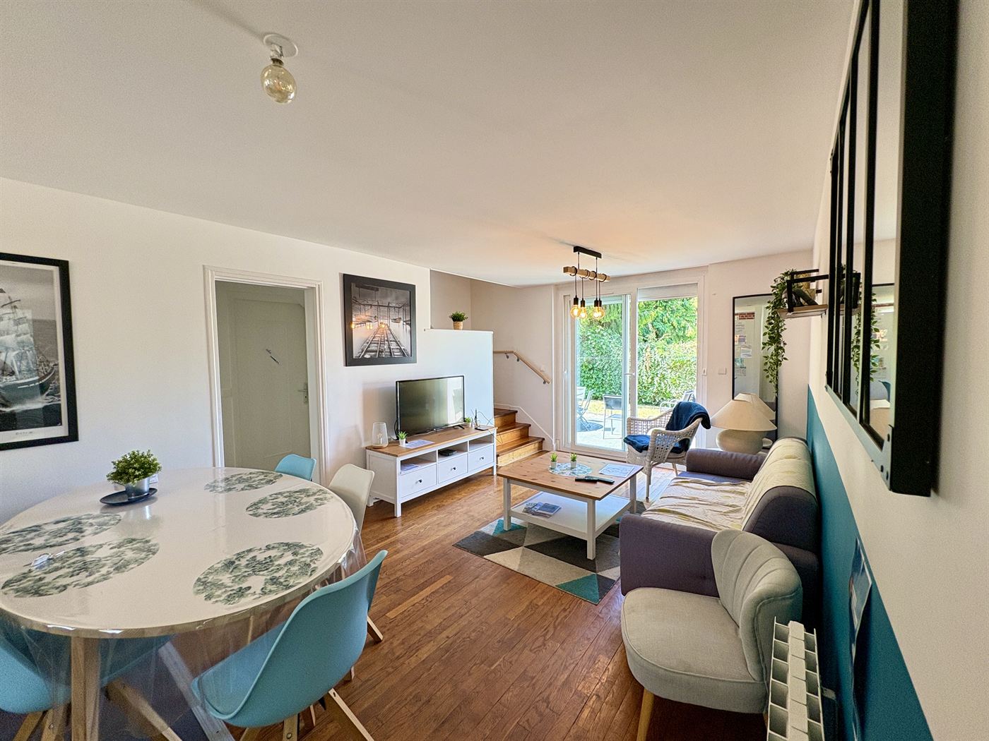 Pièce à vivre de la maison des parents, vue sur la terrasse
